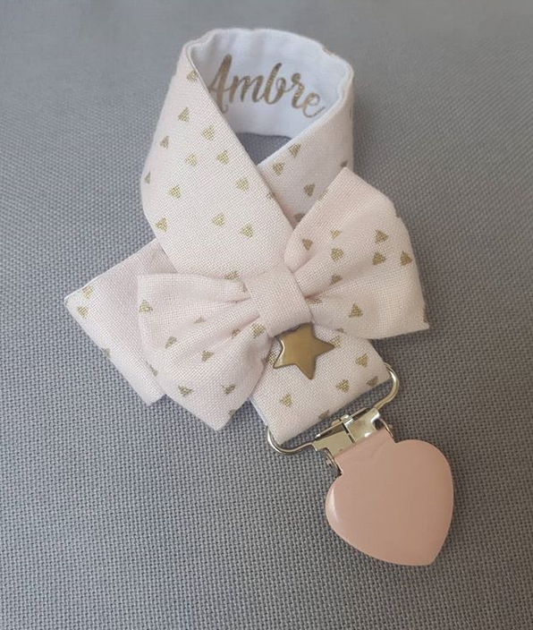 Attache tetine rose poudre triangle or 1