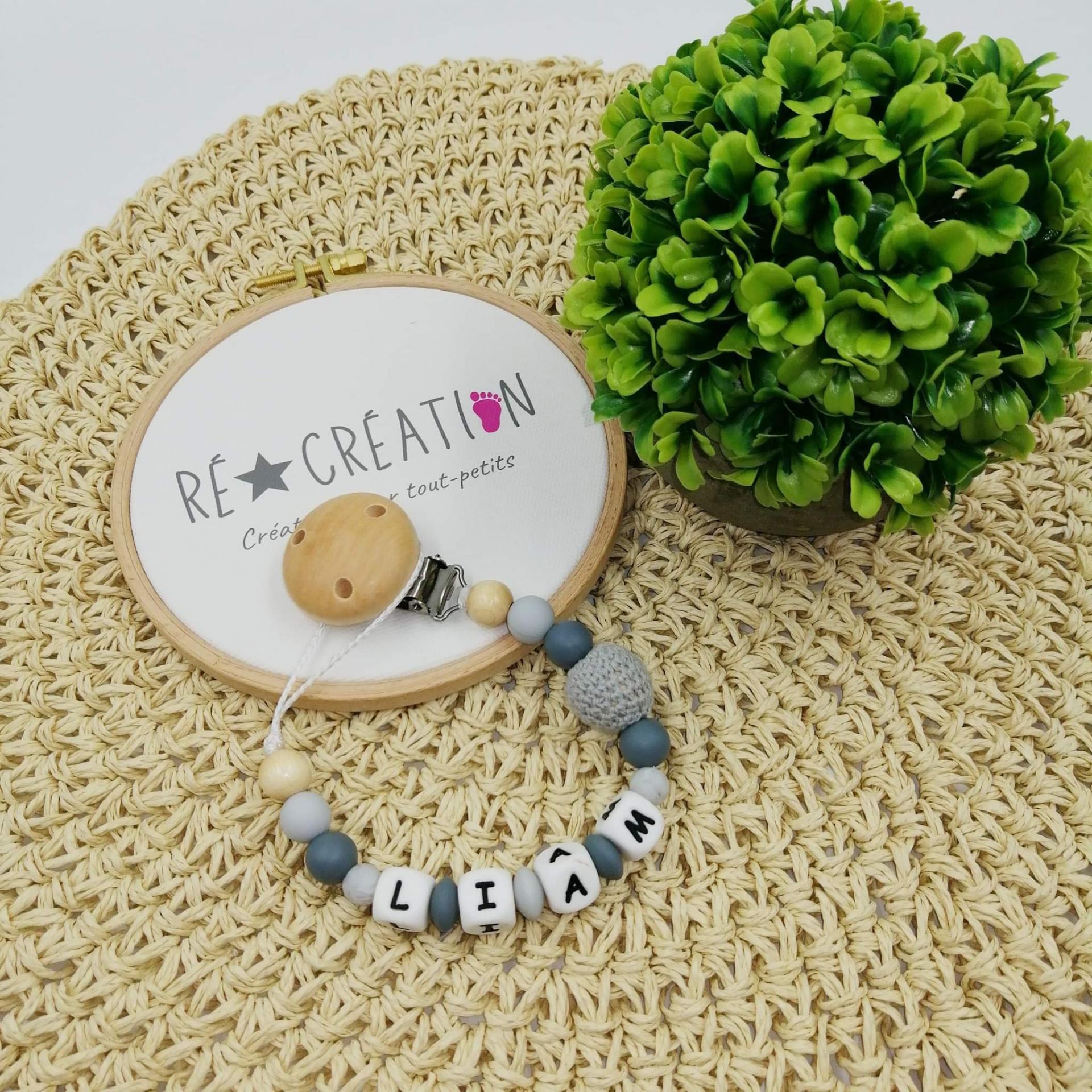 Attache tetine silicone bois et crochet grise