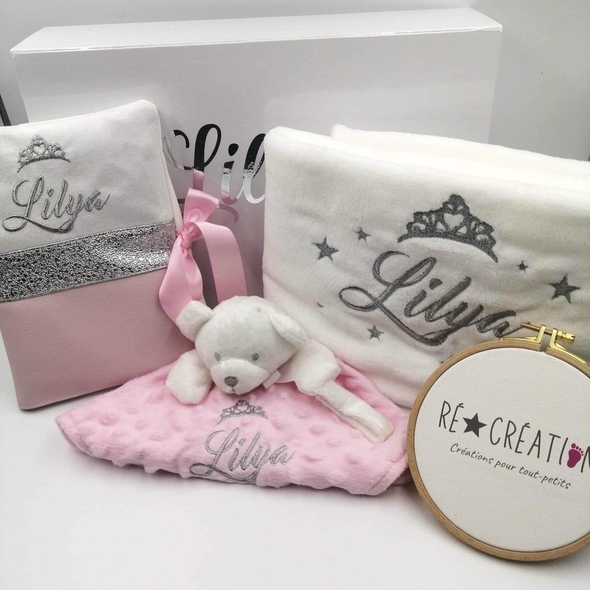 Coffret naissance bébé personnalisé doudou bavoir attache tétine coussin  lumineux rose fille : enfants-peluches-doudous par madeinsedan